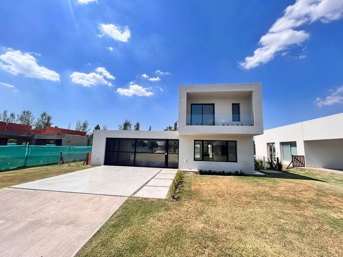 Venta Casa de Tres Dorm. con Quincho y Piscina, 235 m² Totales. La Rinconada, Ibarlucea 5