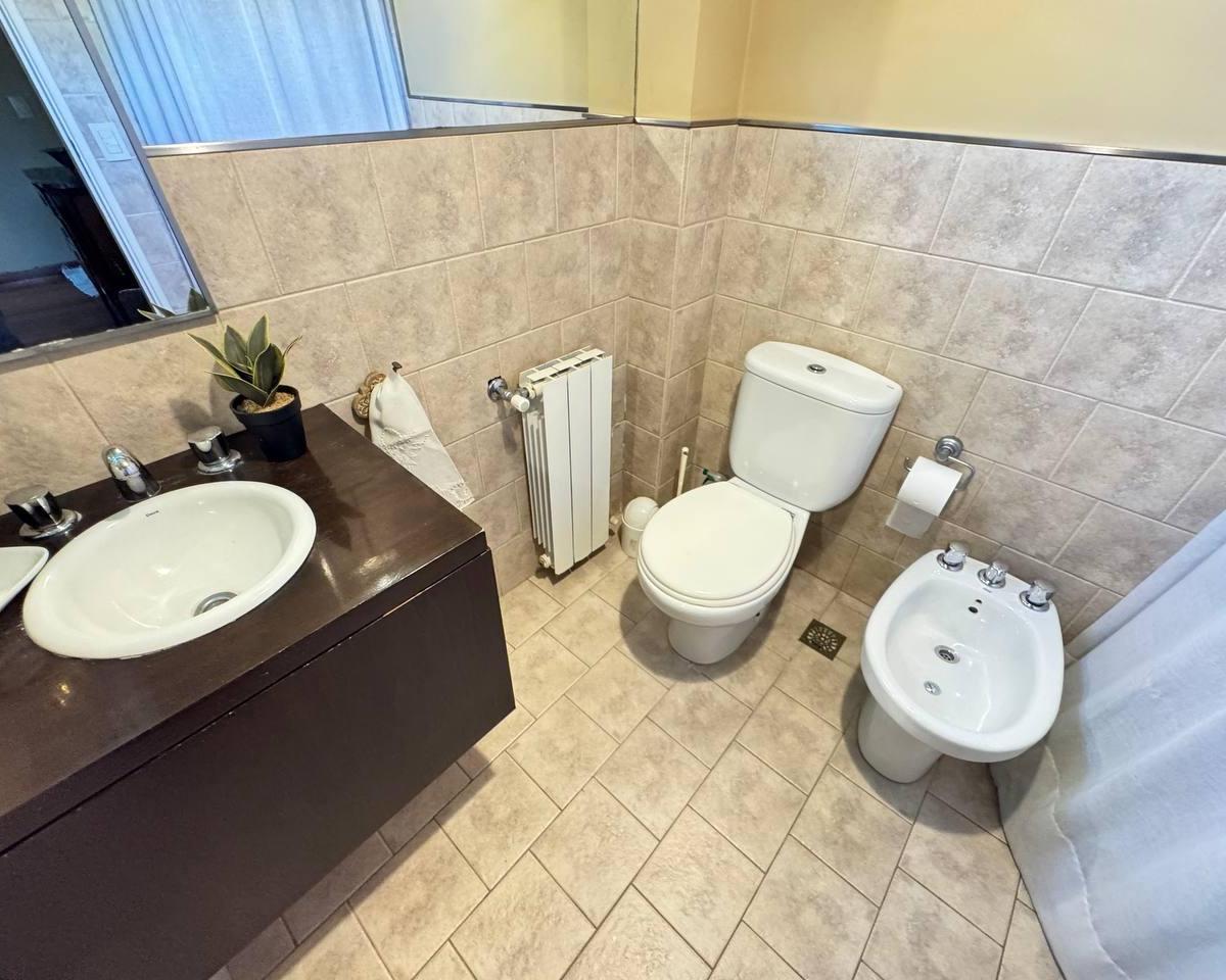 Venta - Casa de Tres Dorm. con Pileta, Galería y Cocheras. Fisherton, San Eduardo, Rosario 3
