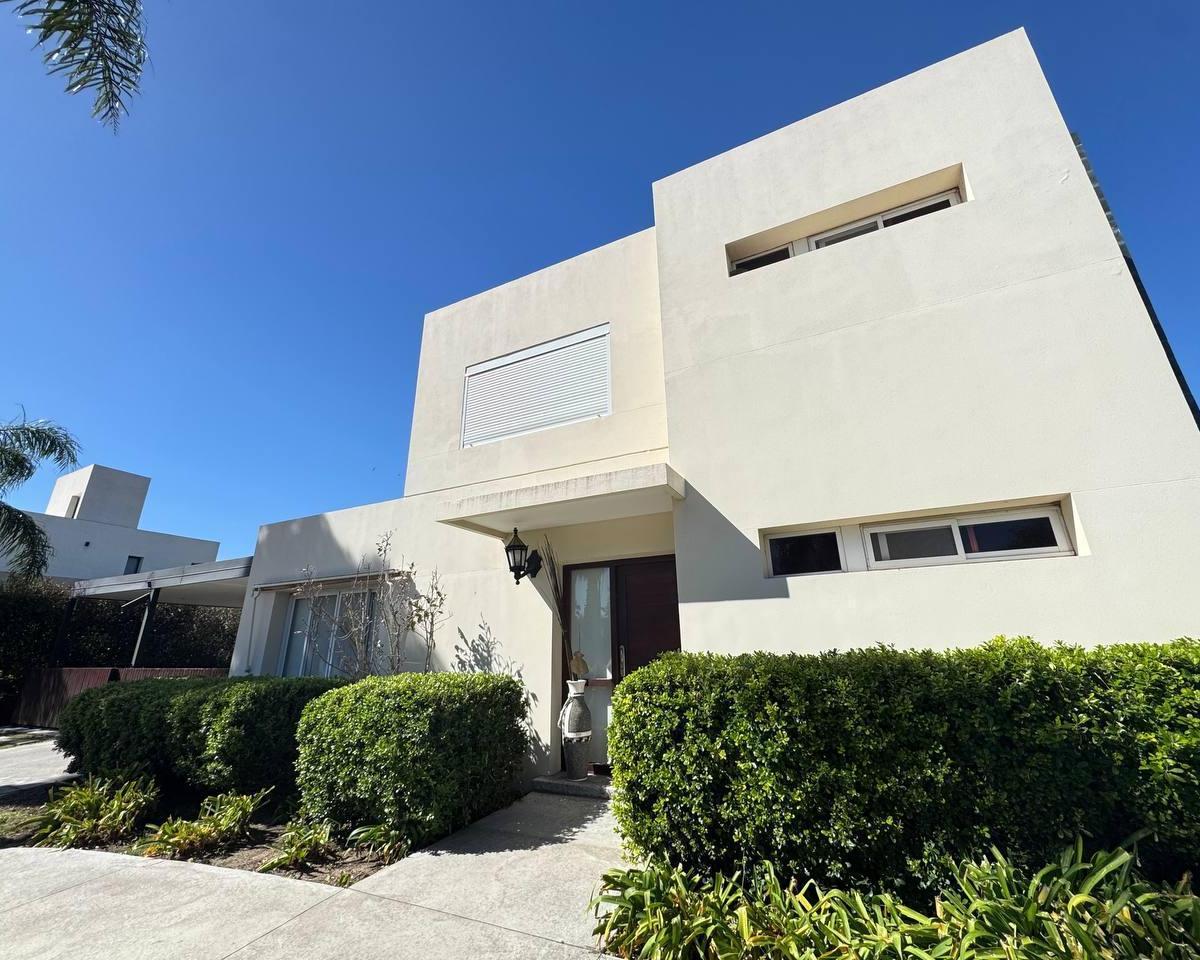 Venta - Casa Ápto Credito de 2 Dorm.. Miraflores, Funes 2