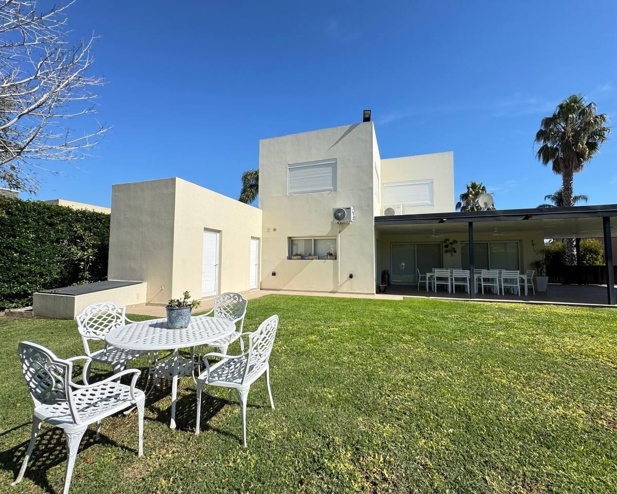 Venta - Casa Ápto Credito de 2 Dorm.. Miraflores, Funes 4