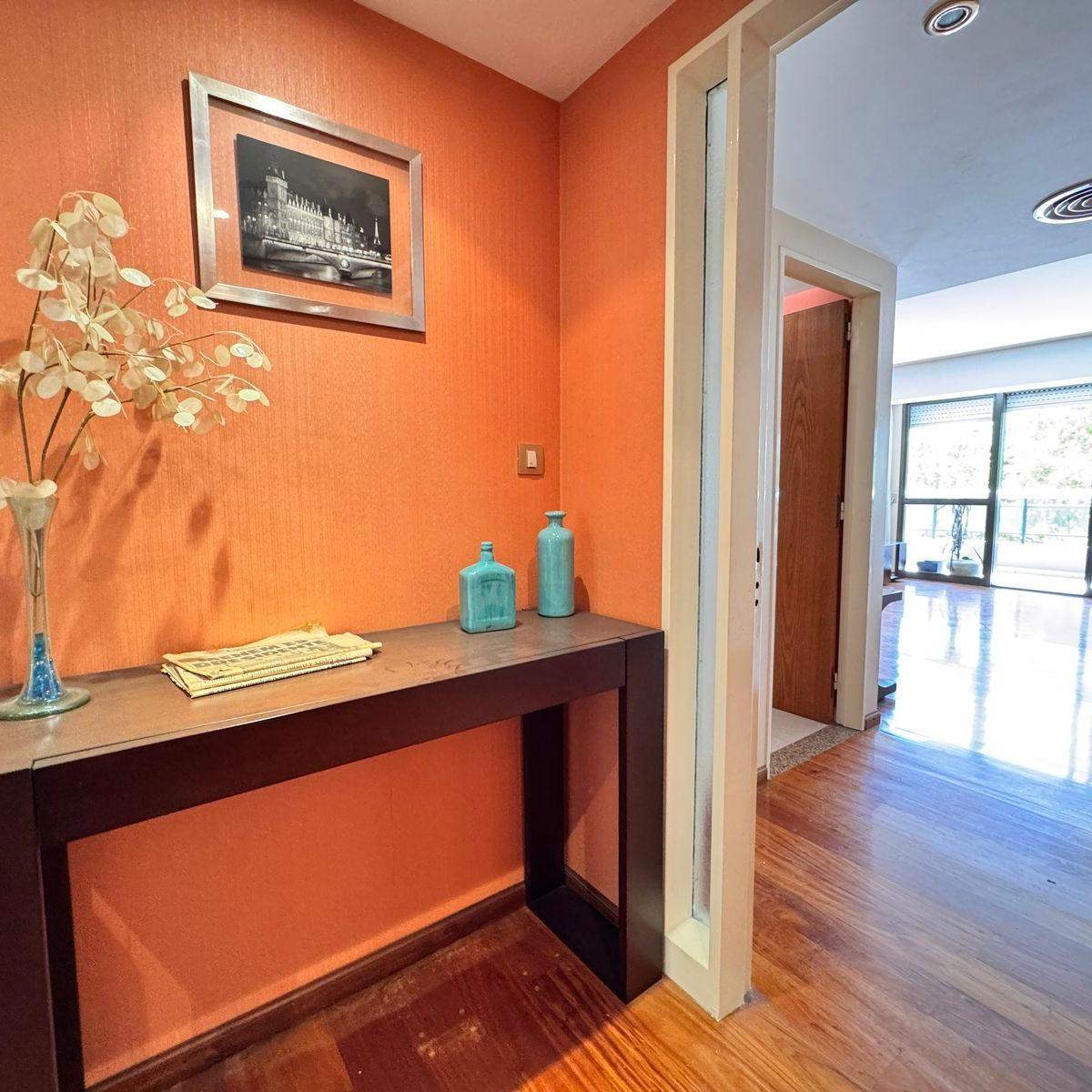 VENTA: Departamento de 3/4 dormitorios con cochera y balcón aterrazado. Vista despejada a Bv. Oroño.