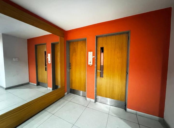Venta departamento de tres dormitorios + dependencia con balcón y cochera. Zona centro, Rosario 5