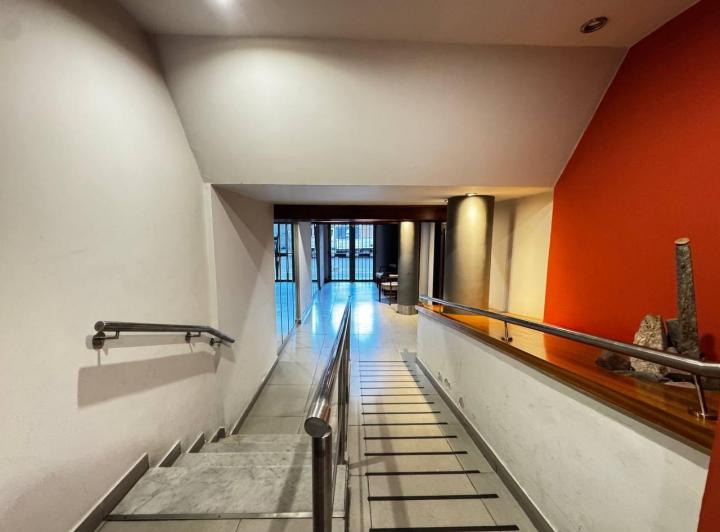 Venta departamento de tres dormitorios + dependencia con balcón y cochera. Zona centro, Rosario 4