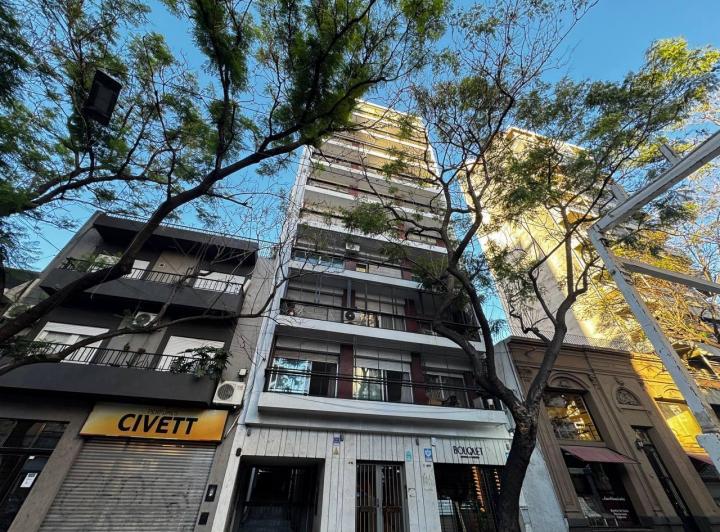 Venta departamento de tres dormitorios + dependencia con balcón y cochera. Zona centro, Rosario 2