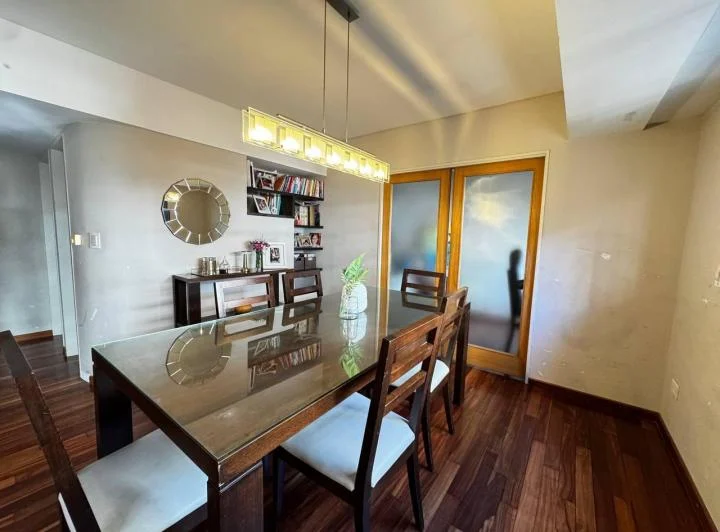 Venta - Departamento de tres dormitorios con balcón, cochera y amenities. Rosario, Centro Río 5
