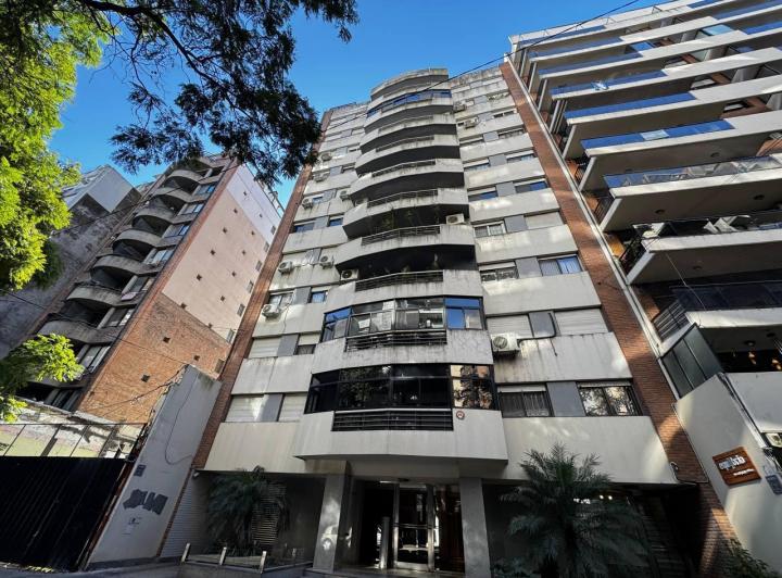 Venta - Departamento de tres dormitorios con balcón, cochera y amenities. Rosario, Centro Río 1