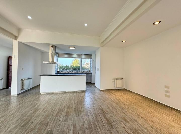 Venta casa de 2 dormitorios, galería con parrillero y pileta. Barrio cerrado. 4