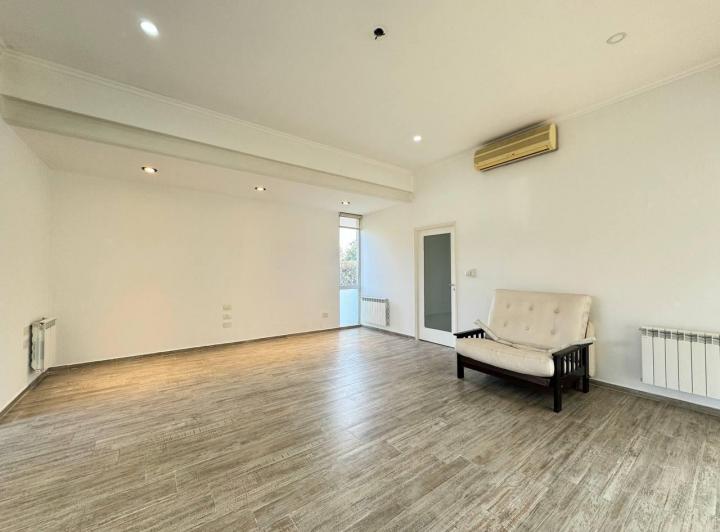 Venta casa de 2 dormitorios, galería con parrillero y pileta. Barrio cerrado. 3