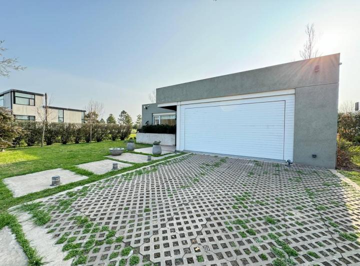 Venta casa de 2 dormitorios, galería con parrillero y pileta. Barrio cerrado. 2