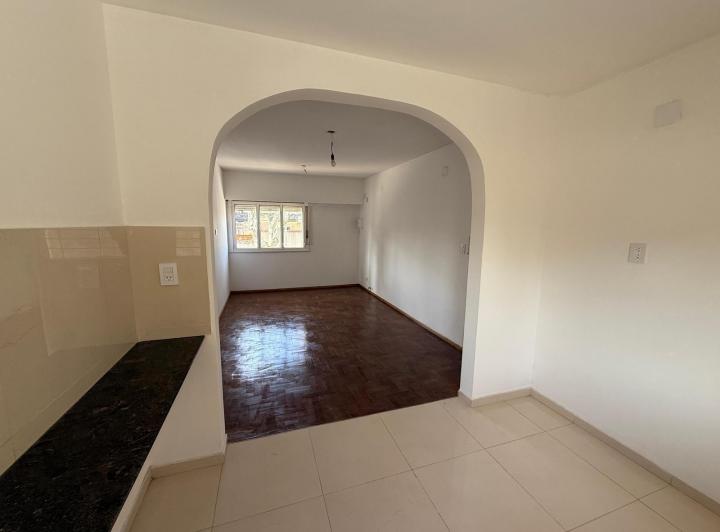 Venta - Casa de escaleras con dos dormitorios y patio en Barrio Parque, Rosario 5