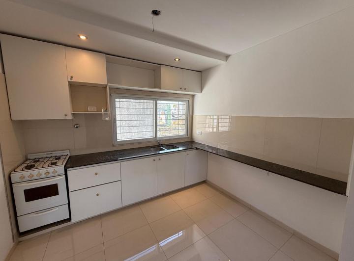 Venta - Casa de escaleras con dos dormitorios y patio en Barrio Parque, Rosario 1