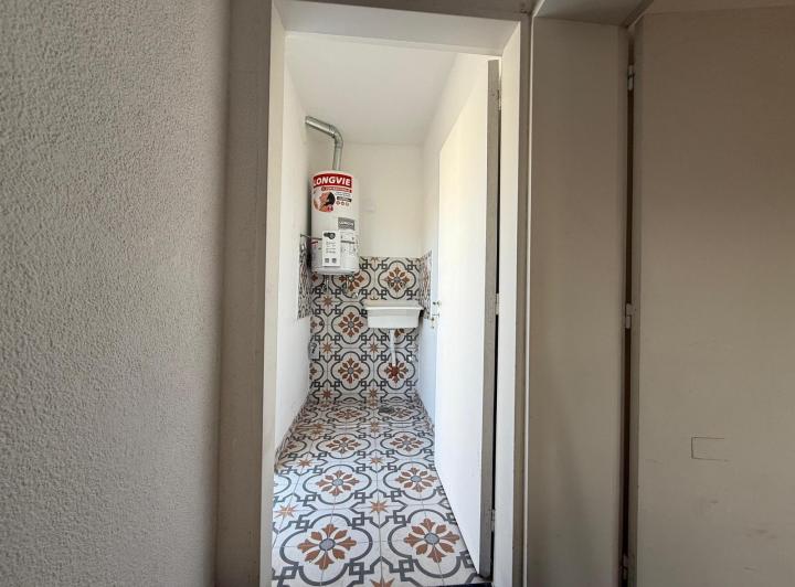 Venta - Casa de escaleras con dos dormitorios y patio en Barrio Parque, Rosario 2