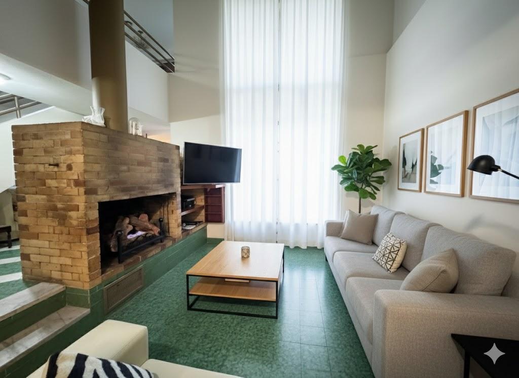 VENTA: casa de cinco dormitorios, dos cocheras, jardin y pileta. Rosario