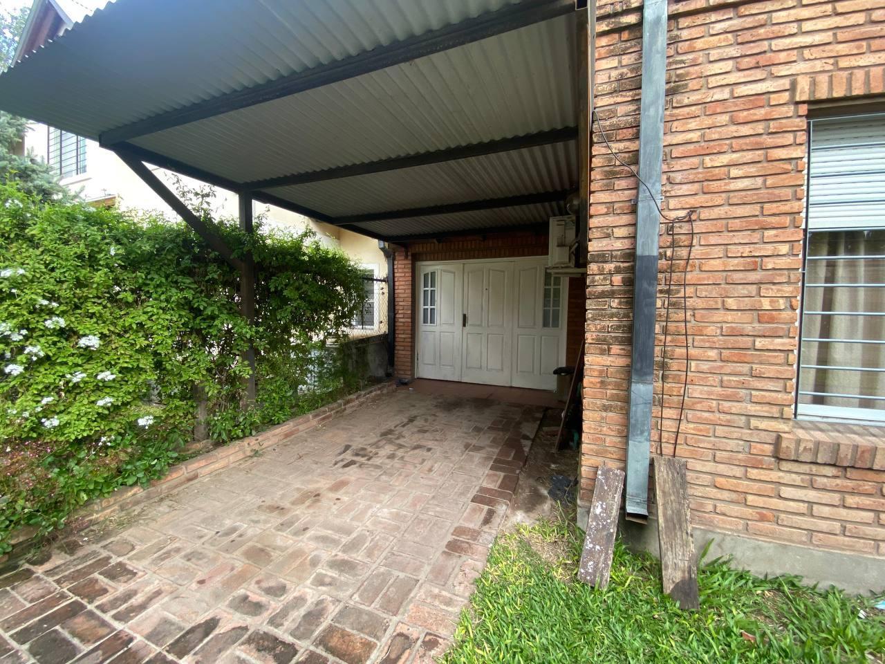 VENTA: Casa de tres dormitorios, cochera y pileta en Fisherton