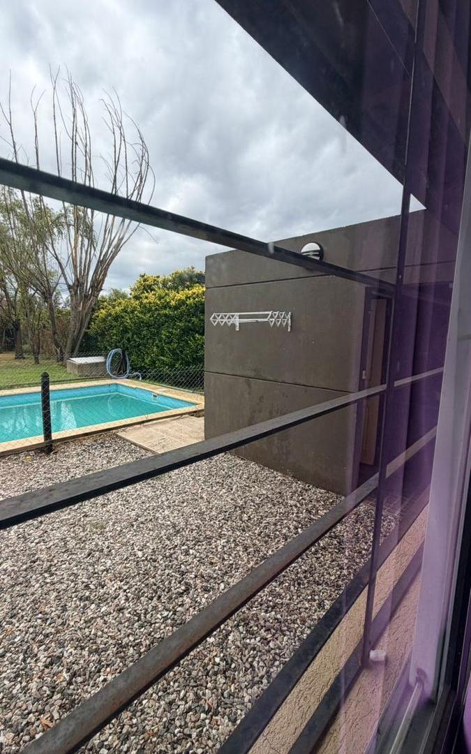 VENTA: Casa de tres dormitorios, jardín y piscina en Fisherton Greens.
