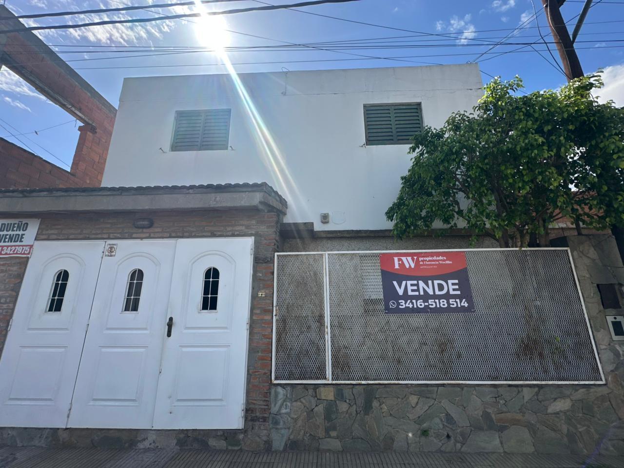 VENTA - Casa de cuatro dormitorios y patio en Empalme Graneros, Rosario. Dos viviendas.