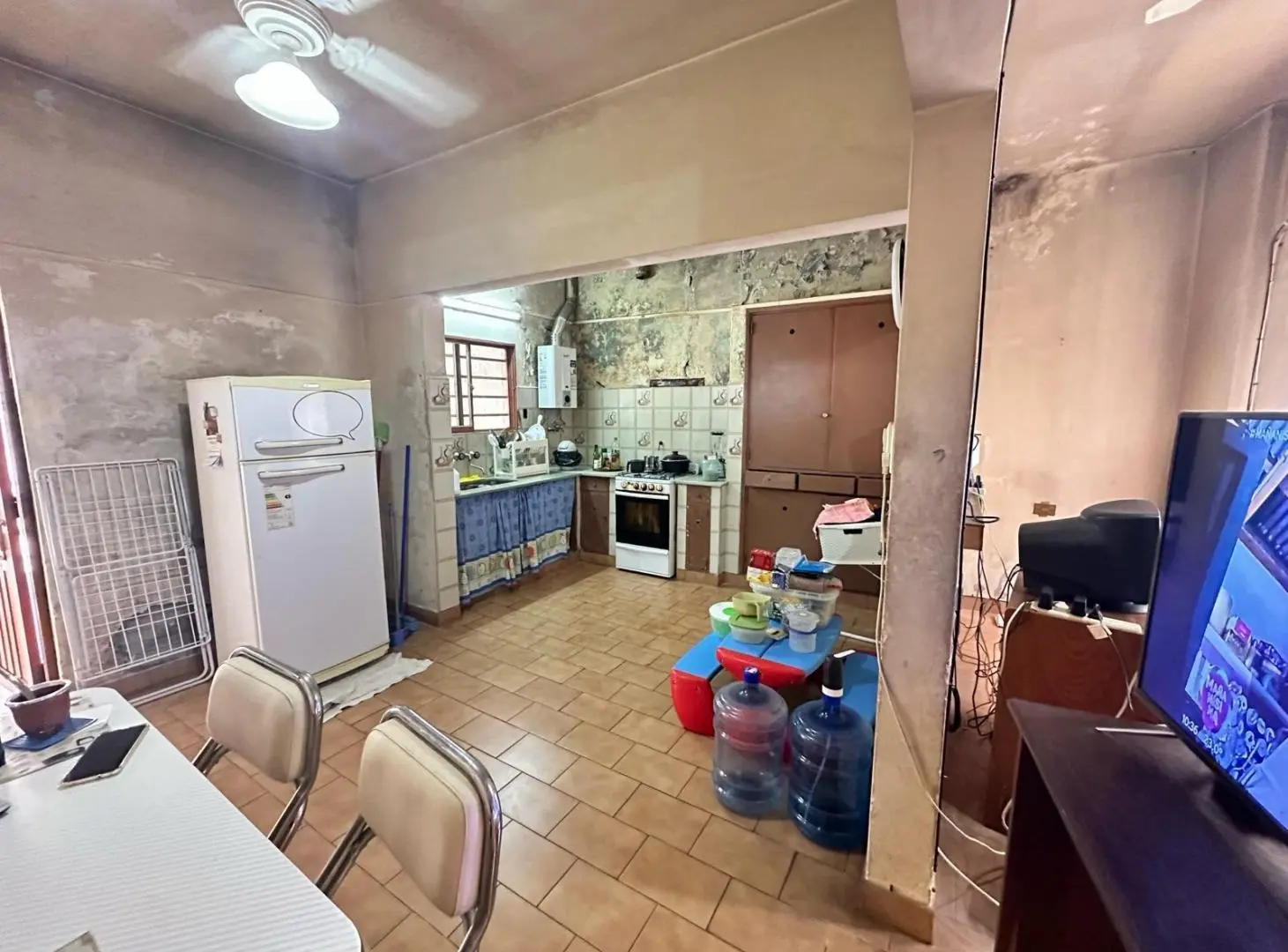 VENTA: Departamento de pasillo con dos dormitorios a reciclar, Rosario 5