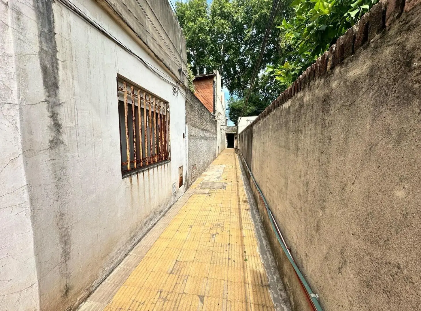 VENTA: Departamento de pasillo con dos dormitorios a reciclar, Rosario 4