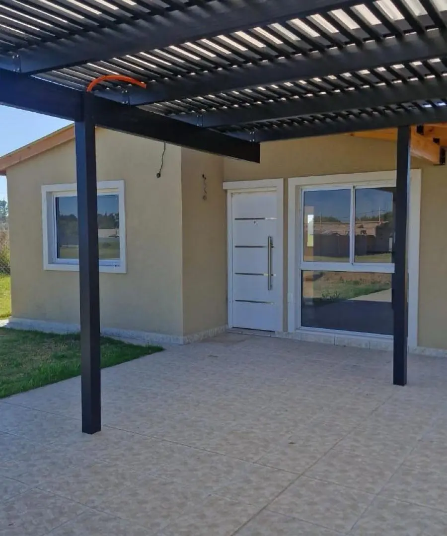 Venta - Casa a estrenar de dos dormitorios con jardín, galería y cochera en Pueblo Esther 2