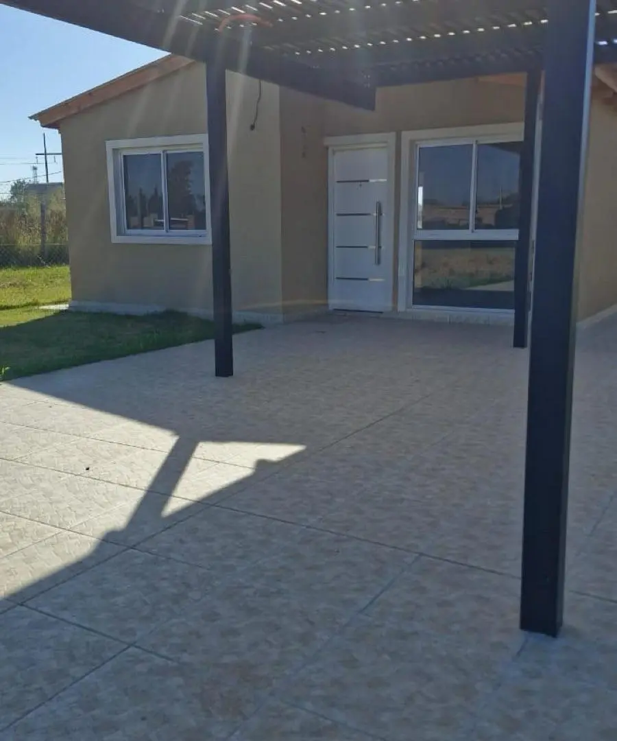 Venta - Casa a estrenar de dos dormitorios con jardín, galería y cochera en Pueblo Esther 1