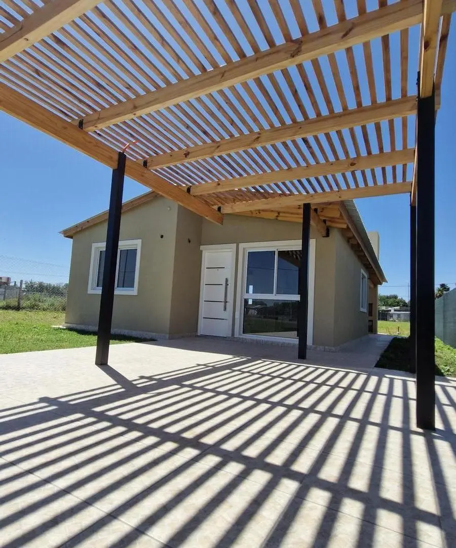 Venta - Casa a estrenar de dos dormitorios con jardín, galería y cochera en Pueblo Esther 4