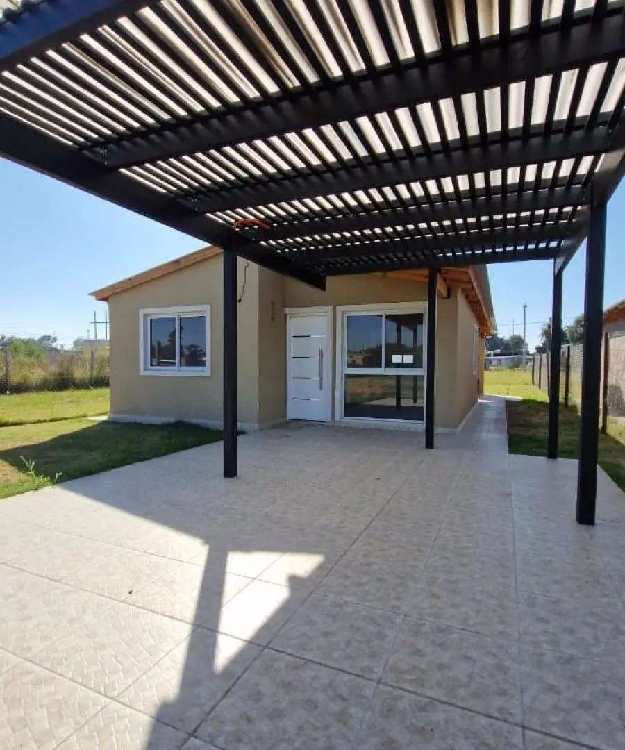 Venta - Casa a estrenar de dos dormitorios con jardín, galería y cochera en Pueblo Esther 3