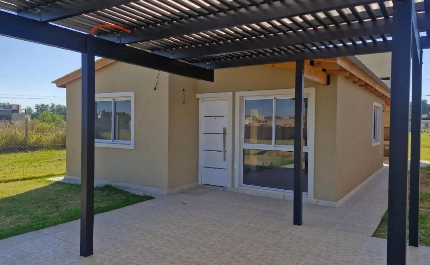 Venta - Casa a estrenar de dos dormitorios con jardín, galería y cochera en Pueblo Esther 5
