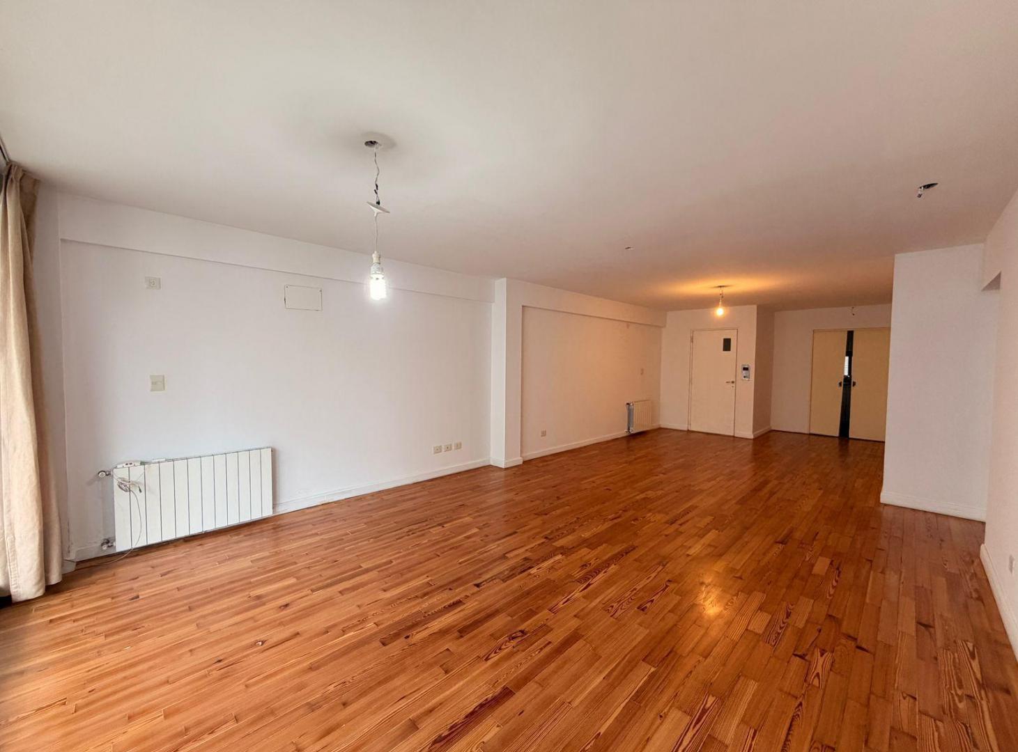 VENTA: Piso exclusivo de 2 dormitorios con vista parcial al río, dos baños en suite, balcón. Rosario