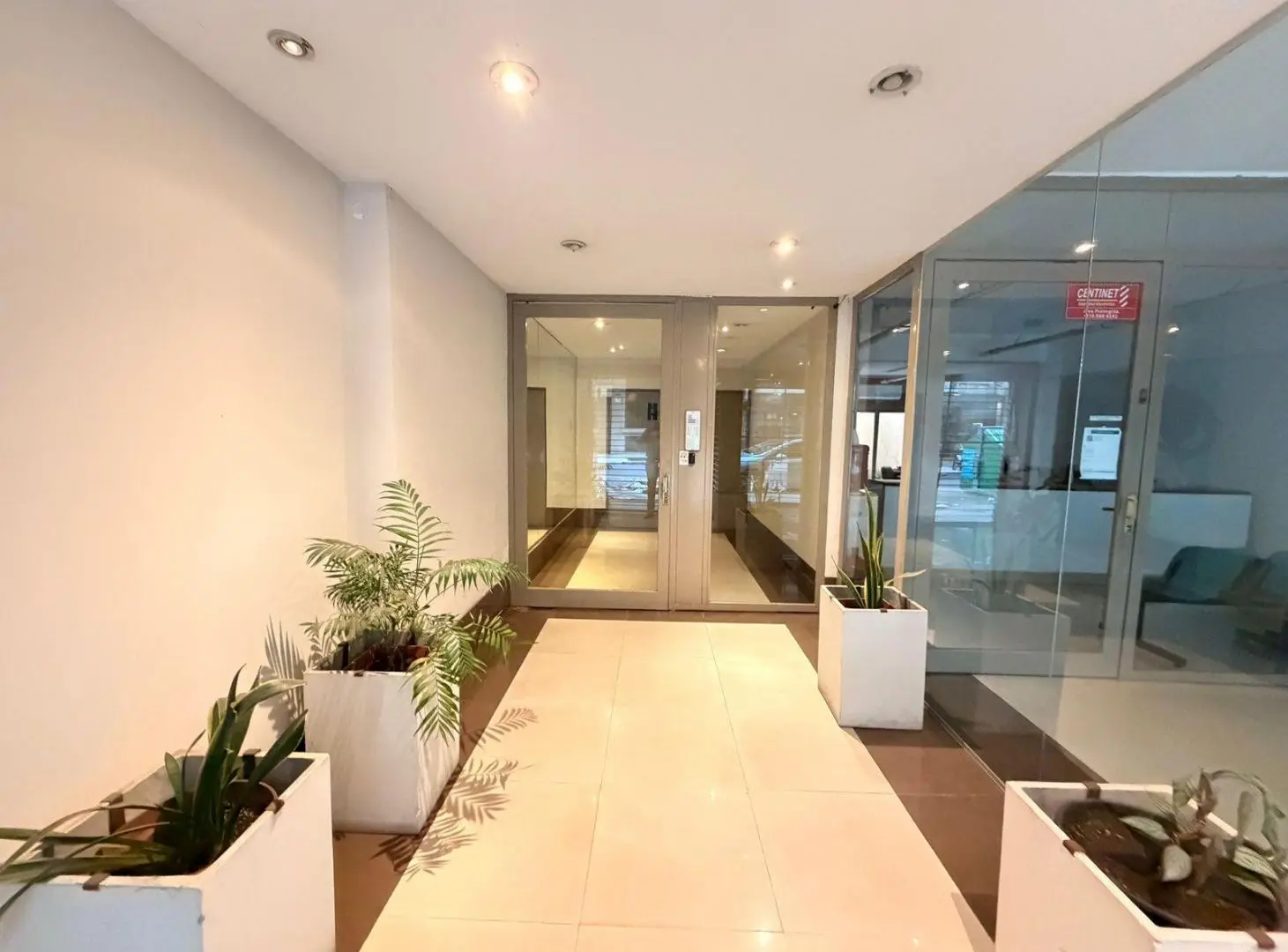 VENTA: Piso exclusivo de 2 dormitorios con vista parcial al río, dos baños en suite, balcón. Rosario 3