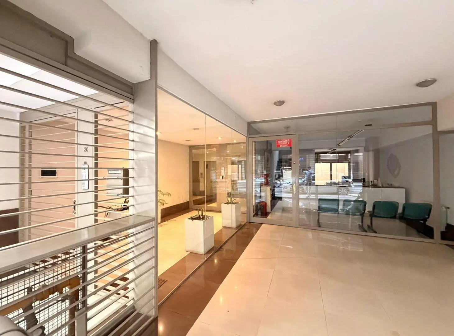 VENTA: Piso exclusivo de 2 dormitorios con vista parcial al río, dos baños en suite, balcón. Rosario 5