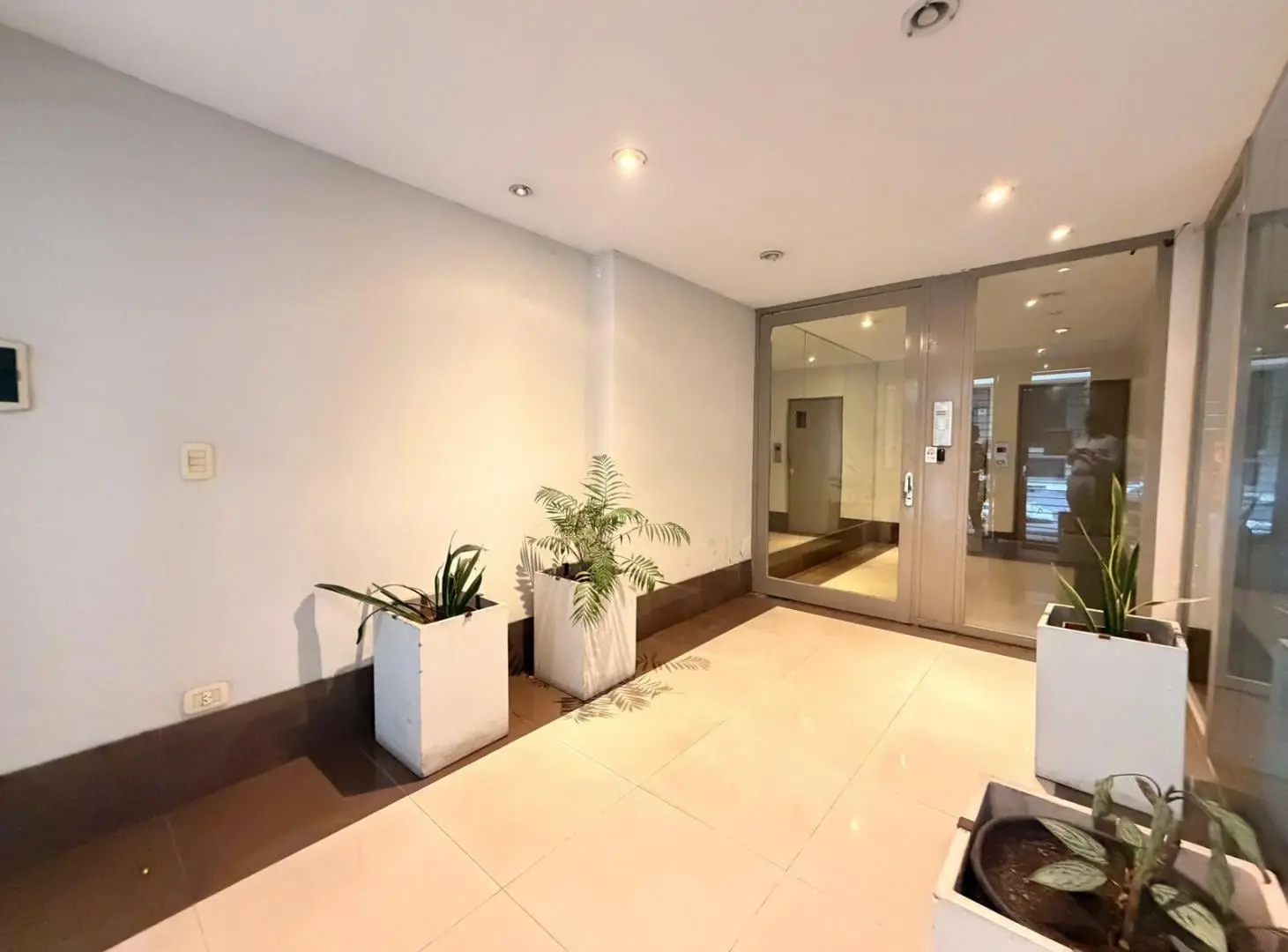 VENTA: Piso exclusivo de 2 dormitorios con vista parcial al río, dos baños en suite, balcón. Rosario 2