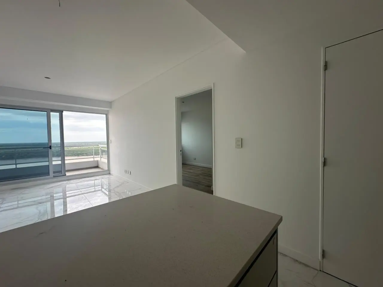 ALQUILER: Departamento de un dormitorio frente al río, amenities y cochera, Rosario. 8