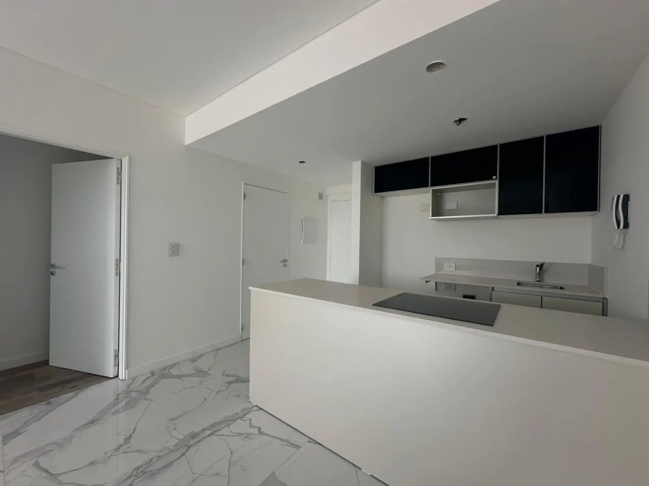 ALQUILER: Departamento de un dormitorio frente al río, amenities y cochera, Rosario. 4