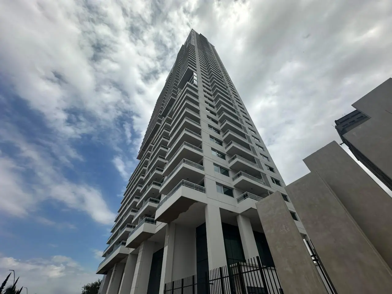 ALQUILER: Departamento de un dormitorio frente al río, amenities y cochera, Rosario. 2