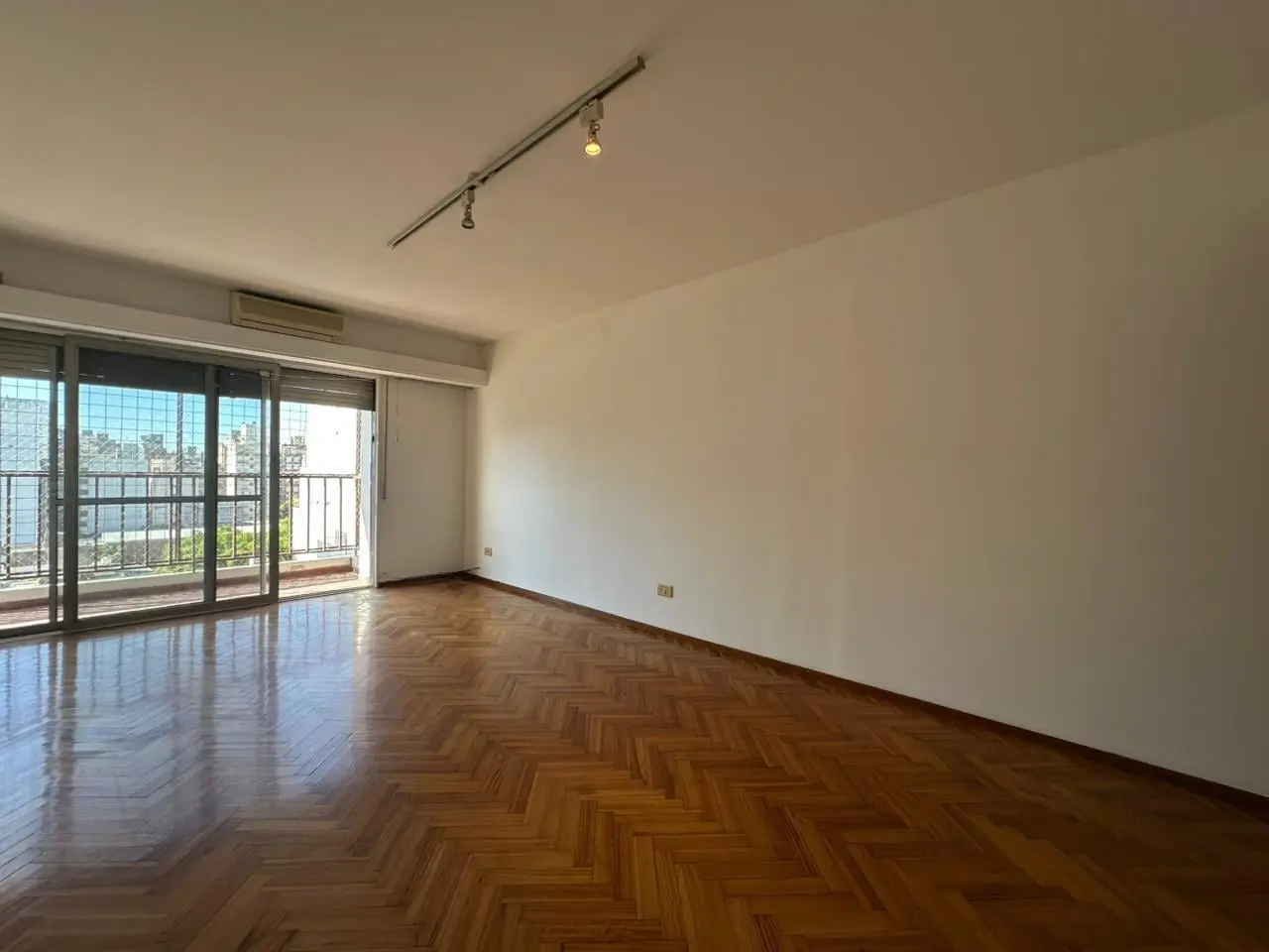 Alquiler - Departamento de tres dormitorios con cochera. Av Pellegrini 1200, Centro, Rosario. 1