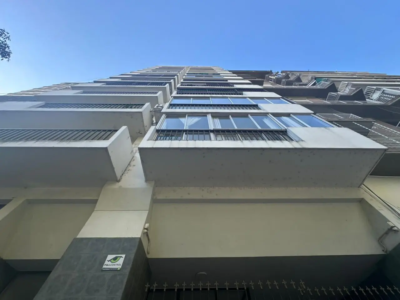 Alquiler - Departamento de tres dormitorios con cochera. Av Pellegrini 1200, Centro, Rosario. 2