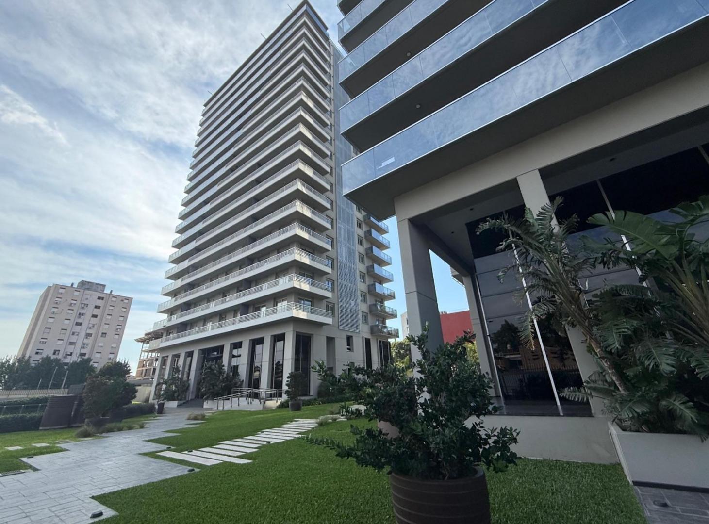Alquiler - Departamento de tres dormitorios, vista al rio y categoría premium. Refinerias, Rosario.