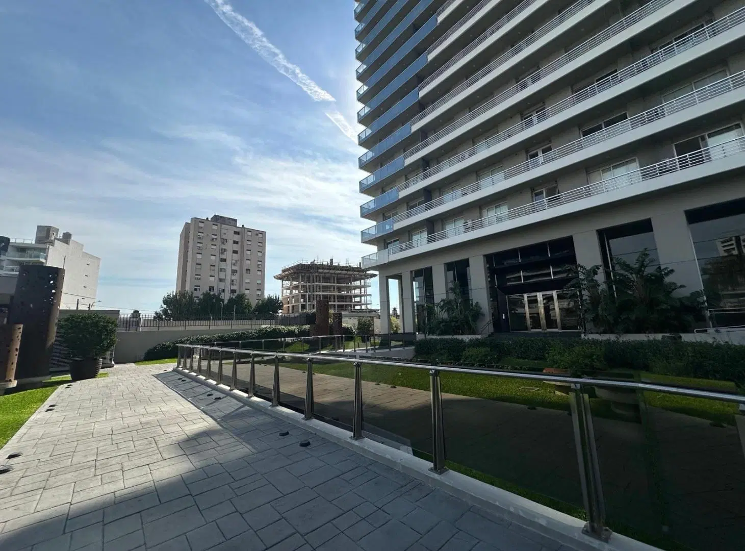 Alquiler - Departamento de tres dormitorios, vista al rio y categoría premium. Refinerias, Rosario. 3