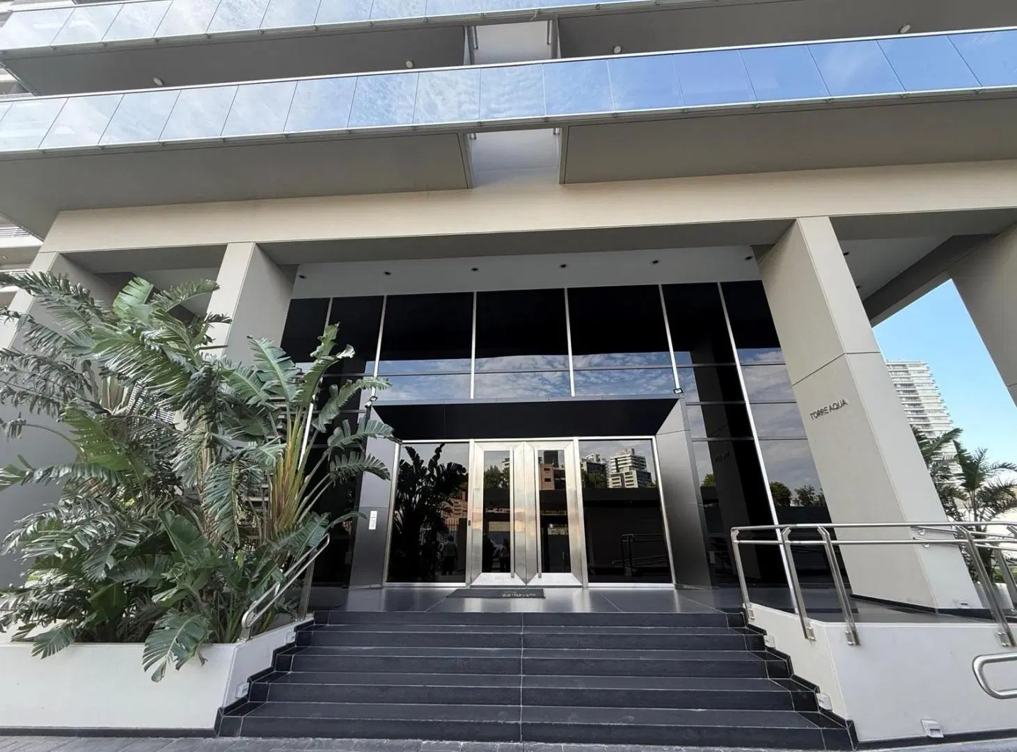 Alquiler - Departamento de tres dormitorios, vista al rio y categoría premium. Refinerias, Rosario. 2