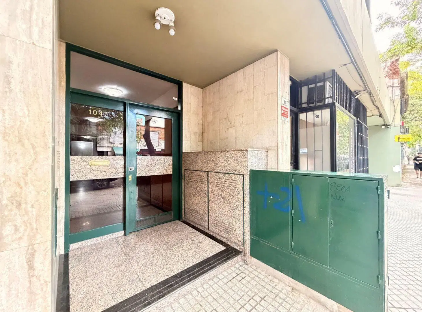 VENTA: Departamento de dos dormitorios en primer piso con patio, semireciclado en Lourdes, Rosario 2