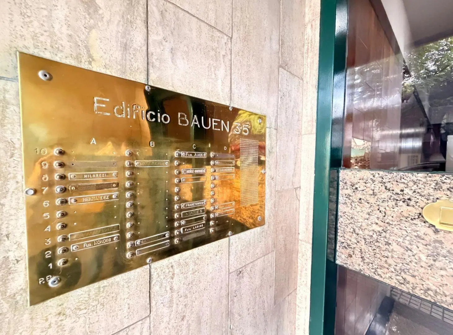 VENTA: Departamento de dos dormitorios en primer piso con patio, semireciclado en Lourdes, Rosario 5