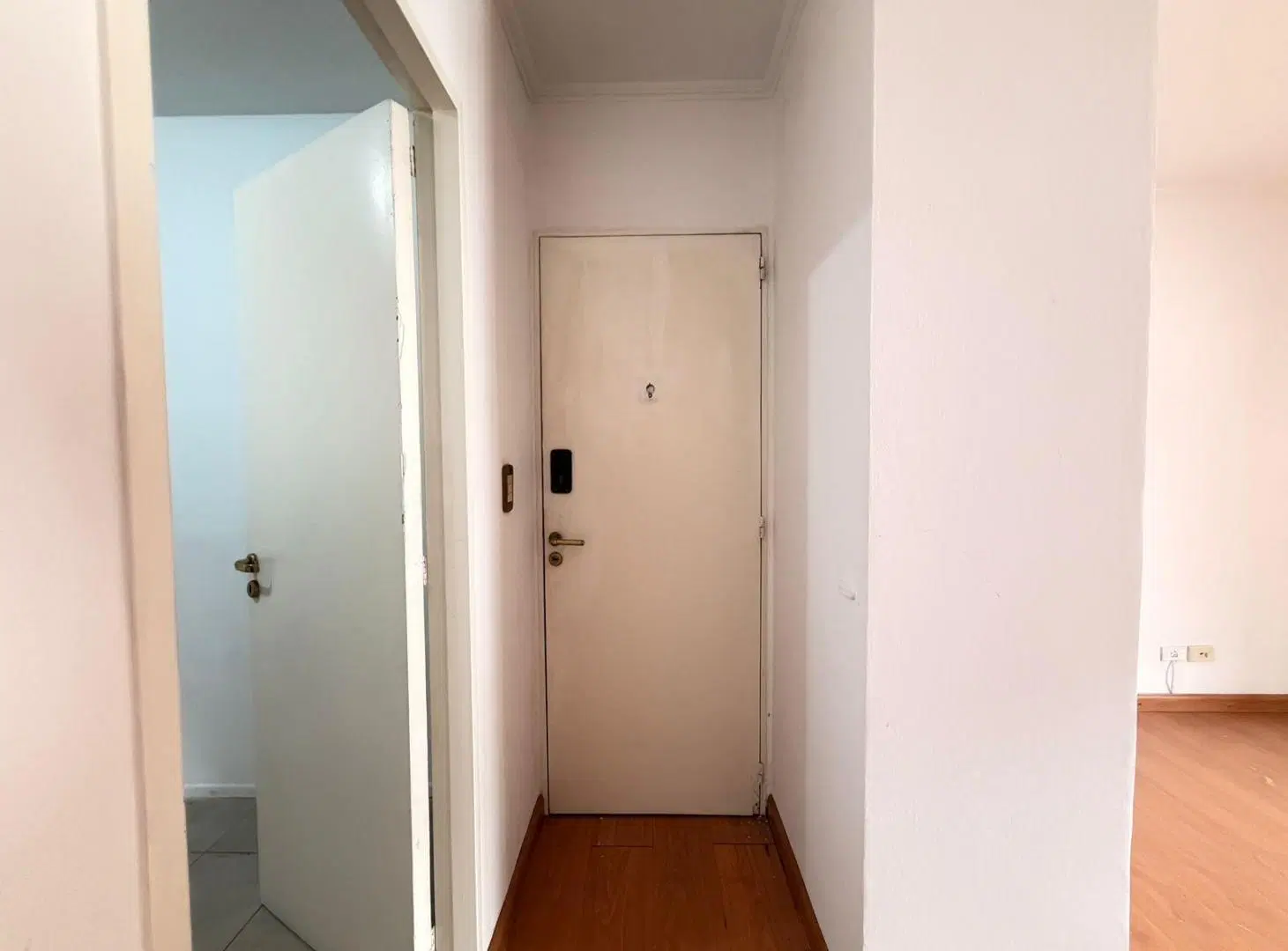 VENTA: Departamento de dos dormitorios en primer piso con patio, semireciclado en Lourdes, Rosario 4