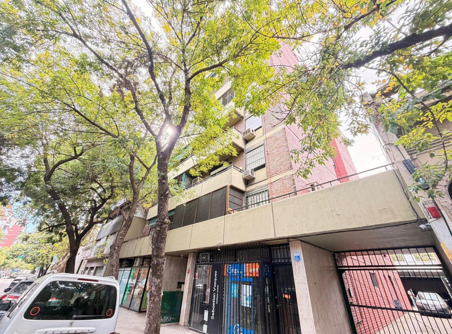 VENTA: Departamento de dos dormitorios en primer piso con patio, semireciclado en Lourdes, Rosario