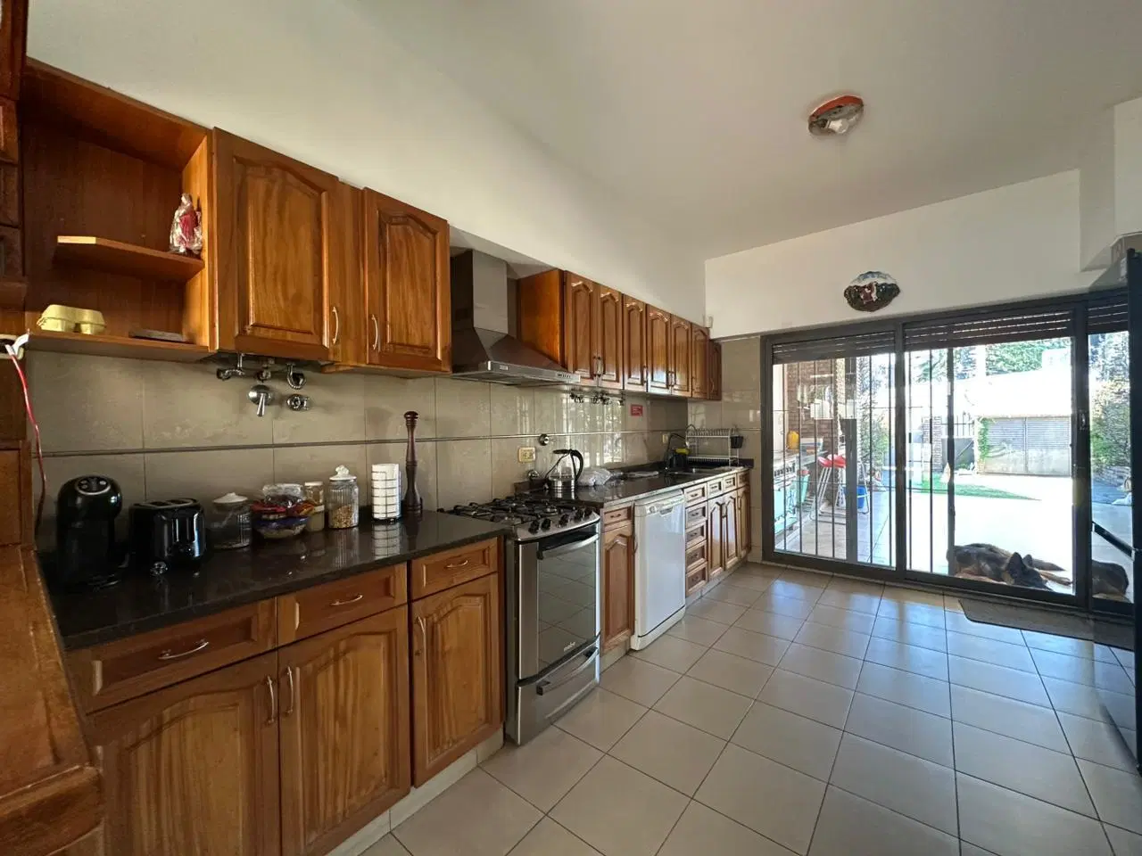 VENTA: Casa de 5 dormitorios, estudio de sonido en subsuelo, pileta y vista parcial al río. Alberdi. 4
