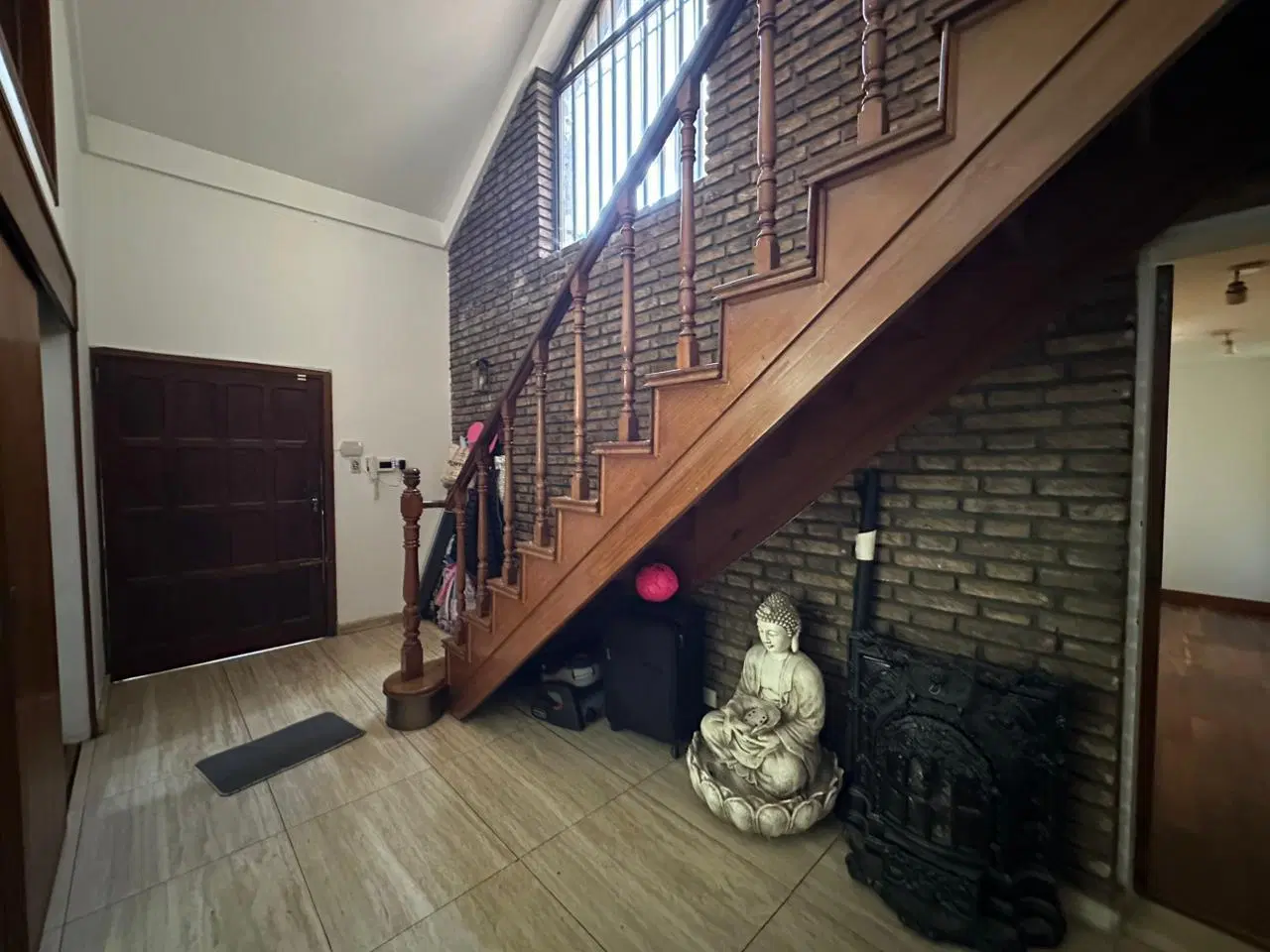 VENTA: Casa de 5 dormitorios, estudio de sonido en subsuelo, pileta y vista parcial al río. Alberdi. 2