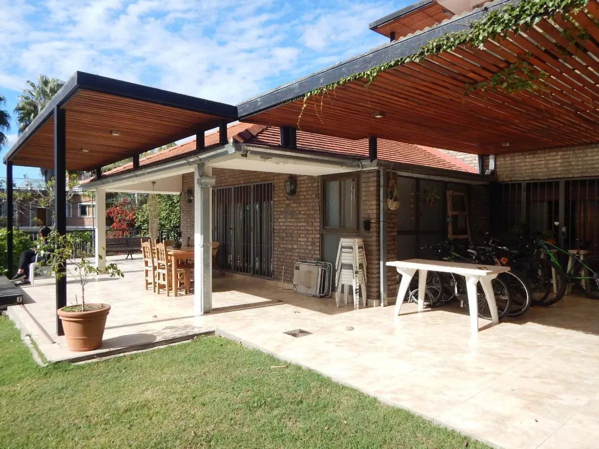 VENTA: Casa de 5 dormitorios, estudio de sonido en subsuelo, pileta y vista parcial al río. Alberdi. 3