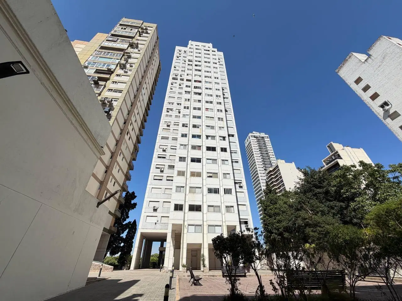 Venta departamento de cuatro dormis   dependencia, vista al rio y cochera en barrio martin, Rosario. 5