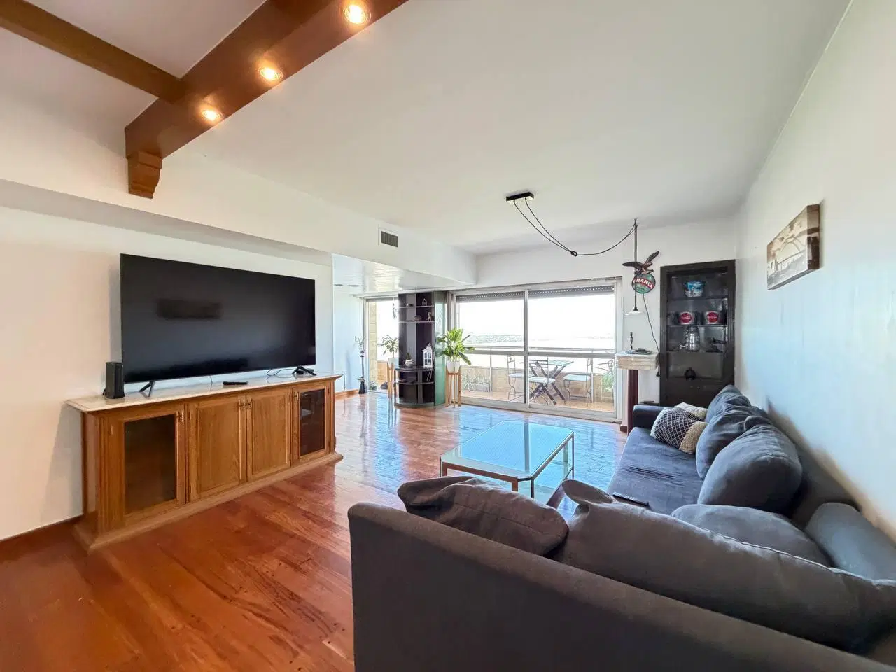 Venta departamento de cuatro dormis   dependencia, vista al rio y cochera en barrio martin, Rosario. 2