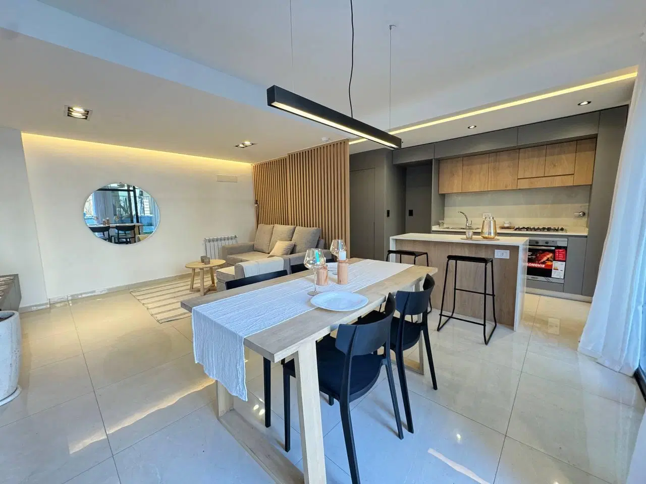 Venta casa de tres dormitorios con parrillero, patio, terraza y  pileta. Rosario, Fisherton 5