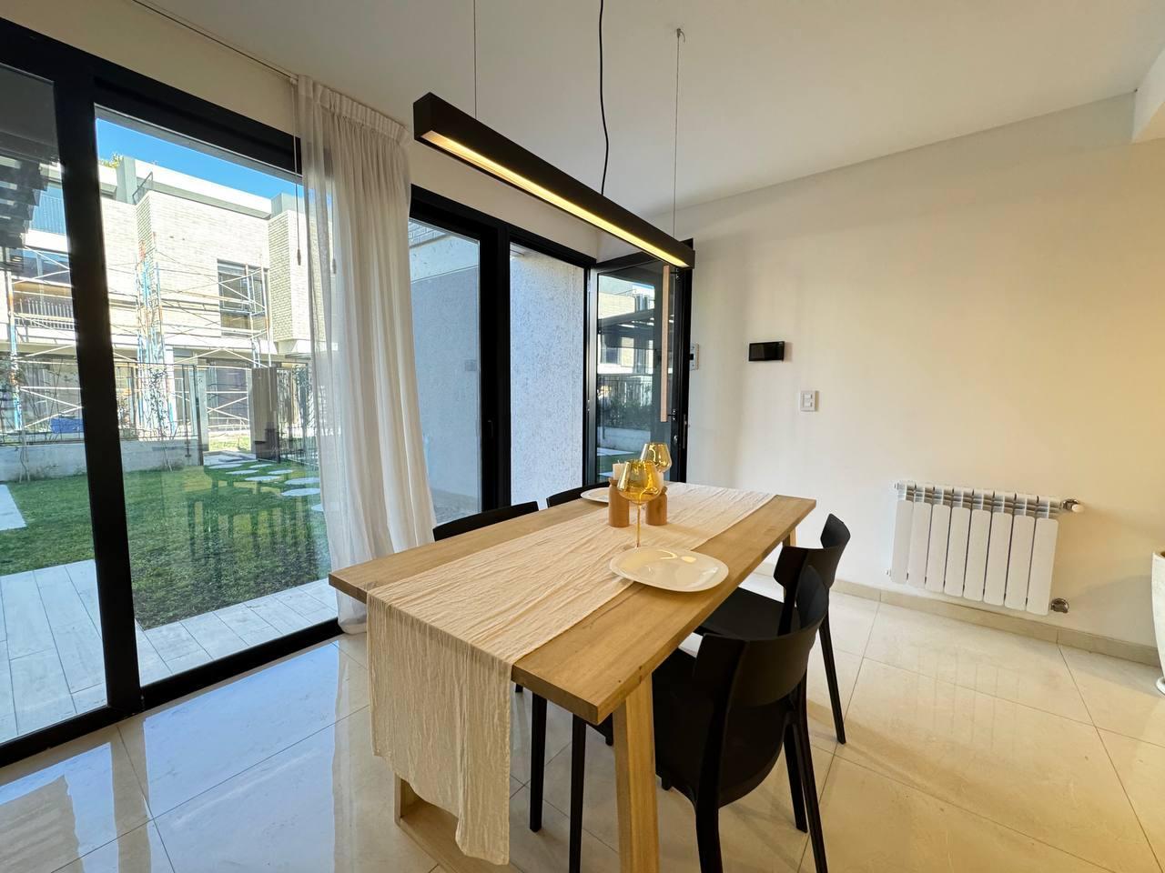 Venta casa de tres dormitorios con parrillero, patio, terraza y pileta. Rosario, Fisherton